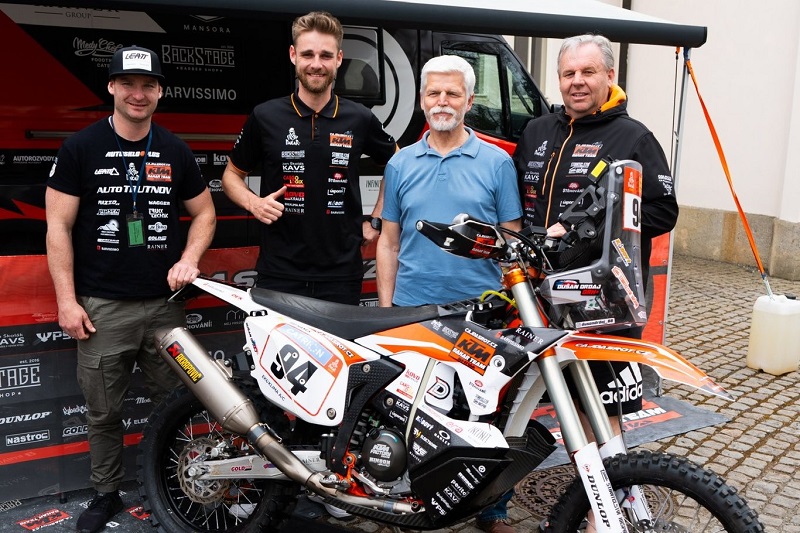 Petr Pavel reconnects with Czech rally raiders at Dakar event in&nbsp;Lany