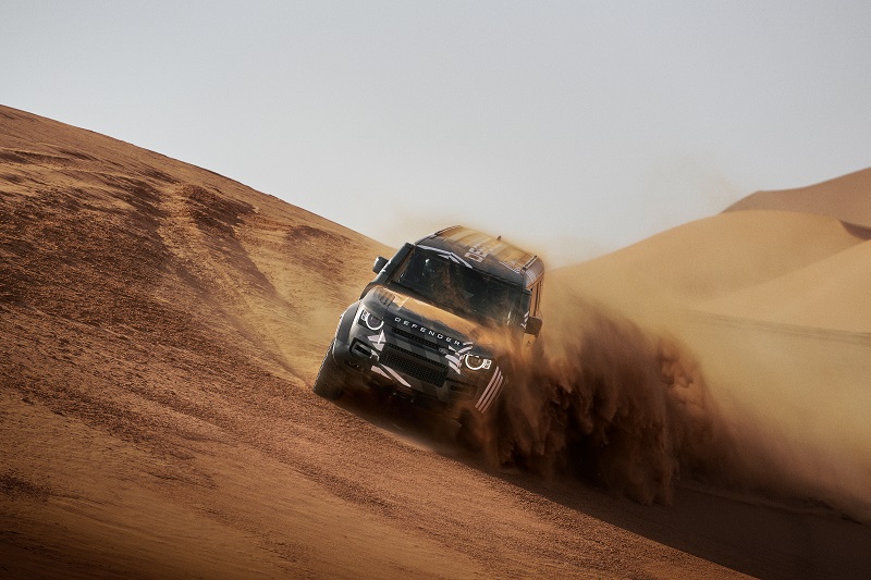 Land Rover signs Stephane Peterhansel, Rokas Baciuska