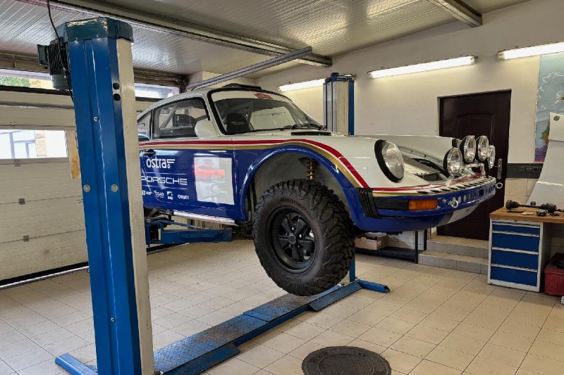 Autogalerie Hranice building Porsche 911 for Dakar Classic