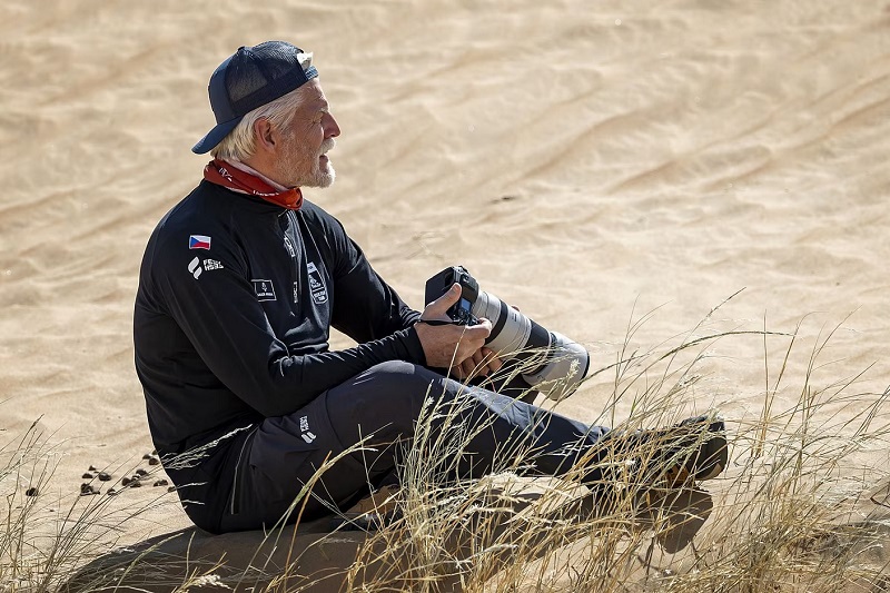Petr Pavel auctioning off Dakar, racing photos