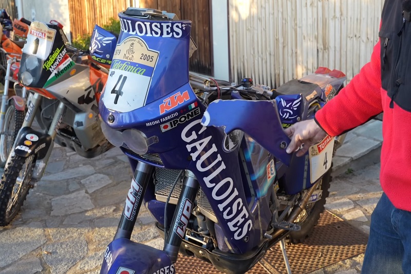 Gioele Meoni recovered fairing from Fabrizio’s 2005 Dakar bike in&nbsp;Mauritania
